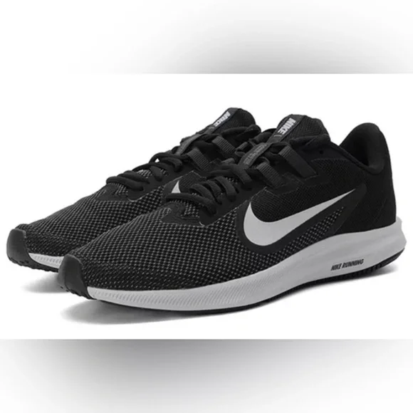 NWT- Women Nike Black Running Sneaker - Size 8 - Picture 1 of 4